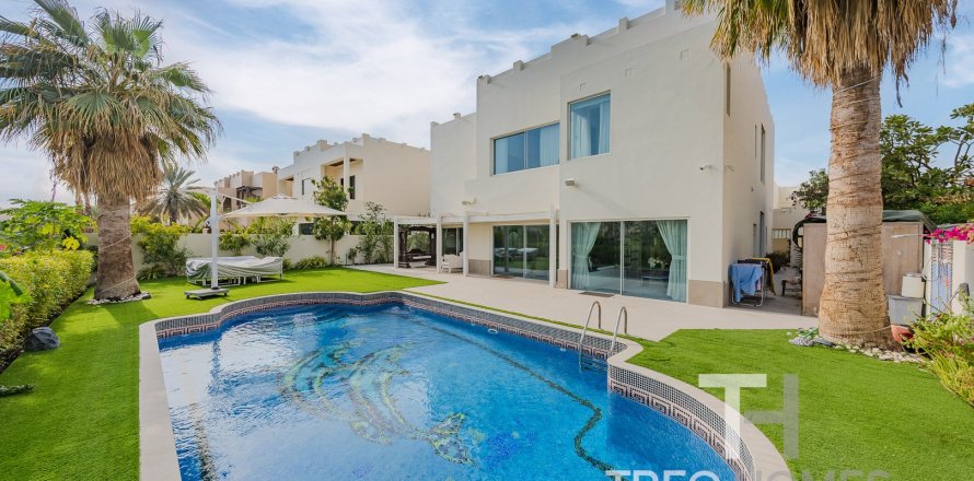Villa in Meadows, Dubai 5 bedrooms, 465 sq.m. № 13345
