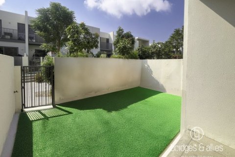 Villa en Dubai, 3 dormitorios, 140.4 m², № 77213 - foto 1