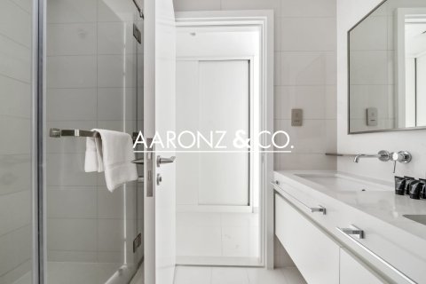 Apartment in EMAAR Beachfront, Dubai Harbour, Dubai 2 bedrooms, 112 sq.m. № 95376 - photo 14