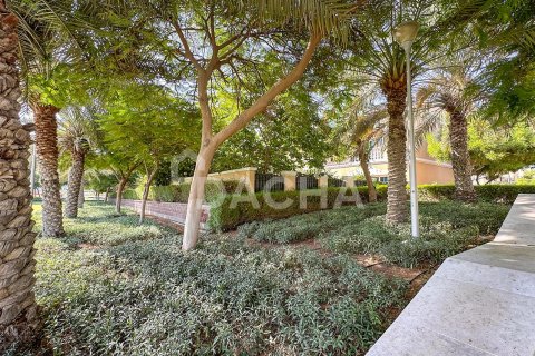 Villa in Jumeirah Village Triangle, Dubai 10 bedrooms, 152 sq.m. № 7078 - photo 6