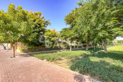 Villa in Jumeirah Village Triangle, Dubai 10 bedrooms, 152 sq.m. № 7078 - photo 9