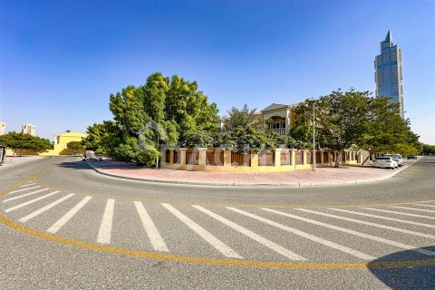 Villa in Jumeirah Village Triangle, Dubai 10 bedrooms, 152 sq.m. № 7078 - photo 2