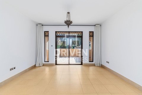 Снять в аренду квартиру в Old Town, Дубай: 1 спальня, 92м², № 66555 - фото 1