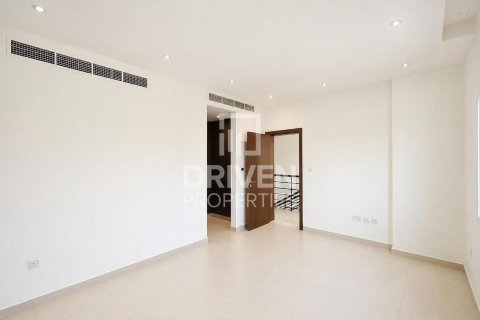 Villa in Mirdif Villas, Mirdif, Dubai 4 bedrooms, 1532.99 sq.m. № 126421 - photo 13