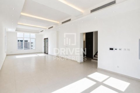 Villa in Mirdif Villas, Mirdif, Dubai 4 bedrooms, 1532.99 sq.m. № 126421 - photo 2