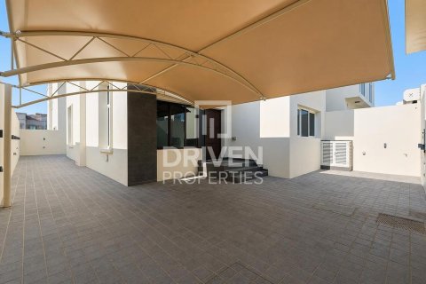 Villa in Mirdif Villas, Mirdif, Dubai 4 bedrooms, 1532.99 sq.m. № 126421 - photo 24