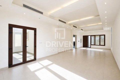 Villa in Mirdif Villas, Mirdif, Dubai 4 bedrooms, 1532.99 sq.m. № 126421 - photo 3
