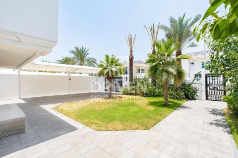 Villa in Jumeirah, Dubai 5 bedrooms, 341.6 sq.m. № 129379 - photo 30