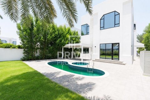 Villa in Jumeirah, Dubai 5 bedrooms, 341.6 sq.m. № 129379