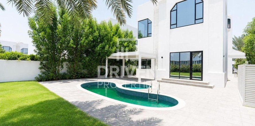 Villa in Jumeirah, Dubai 5 bedrooms, 341.6 sq.m. № 129379