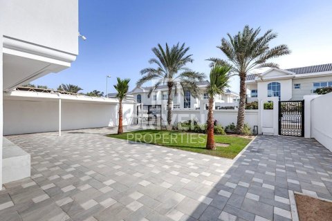 Villa in Jumeirah, Dubai 5 bedrooms, 341.6 sq.m. № 129379 - photo 14