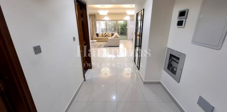 Вилла в District 15, Джумейра Вилладж Серкл, Дубай, 3 спальни, 225.94м², № 12779
