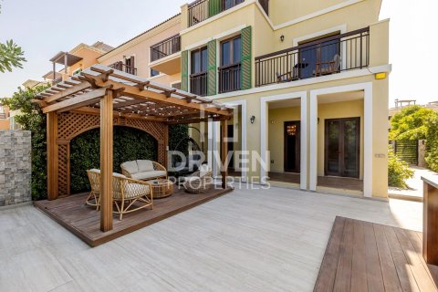 Townhouse in Jumeirah, Dubai 4 bedrooms, 397.9 sq.m. № 135872