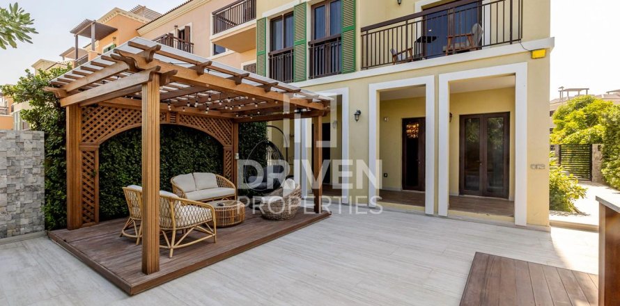 Townhouse in Jumeirah, Dubai 4 bedrooms, 397.9 sq.m. № 135872