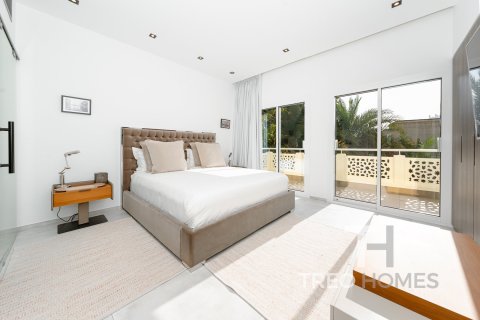 Villa in Meadows, Dubai 4 bedrooms, 368 sq.m. № 16776 - photo 23