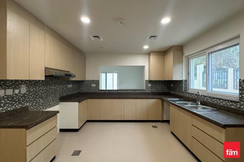 Villa en Dubai, 4 dormitorios, 441.3 m², № 71881 - foto 3