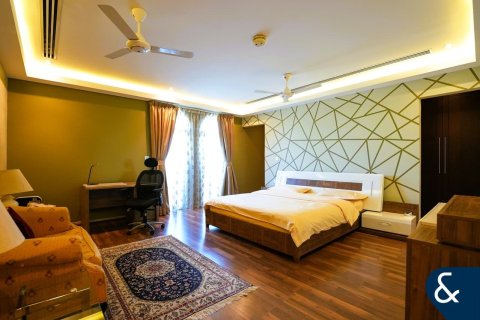 Villa in Legacy, Jumeirah Park, Dubai 4 bedrooms, 403 sq.m. № 76027 - photo 10