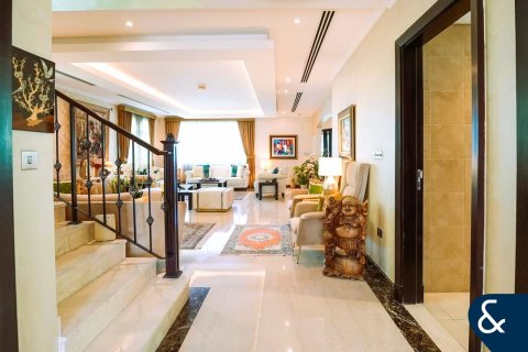 Villa in Legacy, Jumeirah Park, Dubai 4 bedrooms, 403 sq.m. № 76027 - photo 14