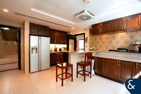 Villa in Legacy, Jumeirah Park, Dubai 4 bedrooms, 403 sq.m. № 76027 - photo 11