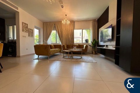 Снять в аренду виллу в Dubai Land, Дубай: 3 спальни, 174м², № 76374 - фото 1