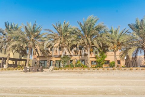 Villa en Palm Jumeirah, Dubai, 6 dormitorios, 836.1 m², № 6756 - foto 3