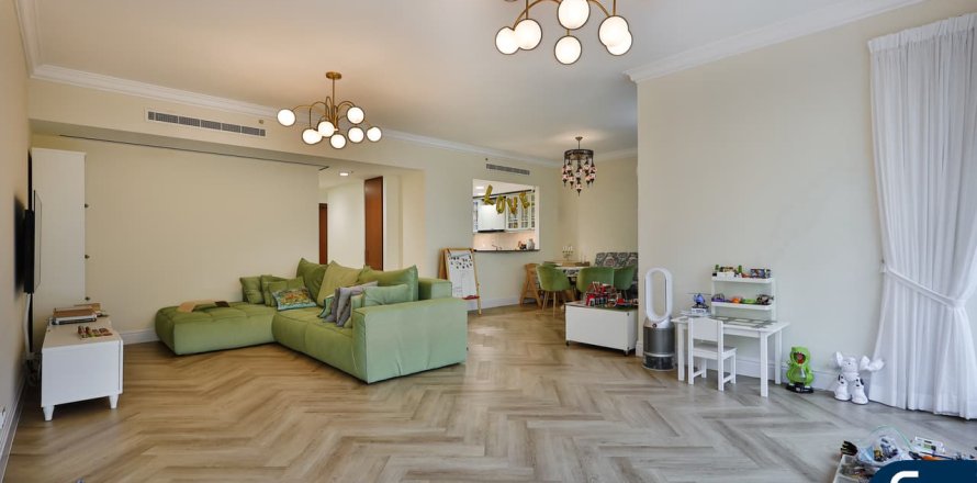 Apartment in Emaar 6 Towers, Dubai Marina, Dubai 3 bedrooms, 216 sq.m. № 75774