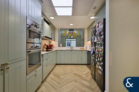 Купить квартиру в Emaar 6 Towers, Дубай Марина, Дубай: 3 спальни, 216м², № 75774 - фото 4