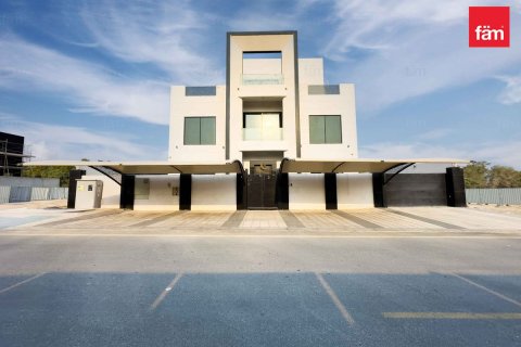 Villa à Dubai, 6 chambres, 463.5 m², № 64388 - photo 1