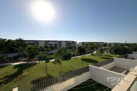 Купить виллу в Дубае: 4 спальни, 251м², № 71098 - фото 1