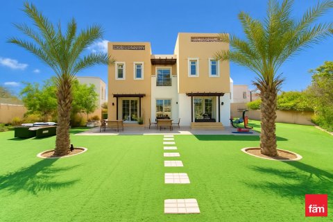 Villa en Dubai, 3 dormitorios, 815.2 m², № 59087 - foto 1