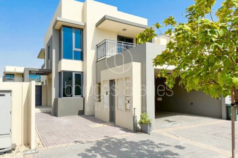 Снять в аренду виллу в Дубай Хилс Эстейт, Дубай: 5 спален, 254.1м², № 42825 - фото 2