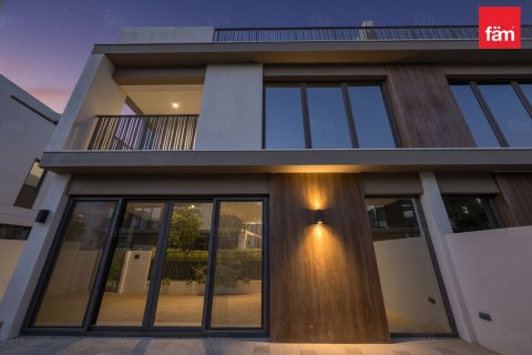 Снять в аренду виллу в Tilal Al Ghaf, Дубай: 4 спальни, 222.6м², № 69471 - фото 2