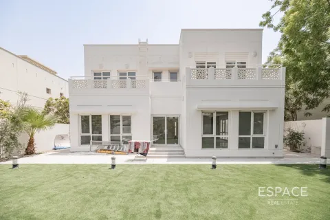 Villa in Meadows, Dubai 5 bedrooms, 353 sq.m. № 62251 - photo 1