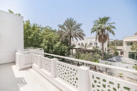Villa in Meadows, Dubai 5 bedrooms, 353 sq.m. № 62251 - photo 17
