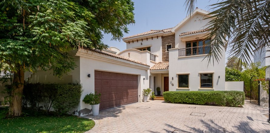 Villa à Jumeirah Golf Estates, Dubai, 4 chambres, 672.62 m², № 130133