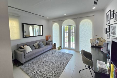 Villa in Jumeirah Park, Dubai 4 bedrooms, 1111.21 sq.m. № 142195 - photo 11