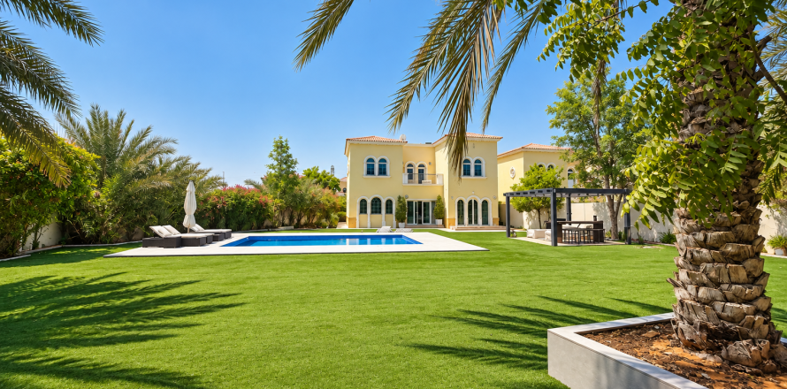 Villa in Jumeirah Park, Dubai 4 bedrooms, 1111.21 sq.m. № 142195
