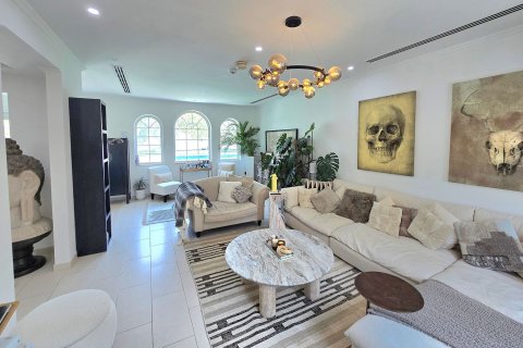 Villa in Jumeirah Park, Dubai 4 bedrooms, 1111.21 sq.m. № 142195 - photo 4