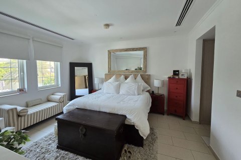 Villa in Jumeirah Park, Dubai 4 bedrooms, 1111.21 sq.m. № 142195 - photo 17