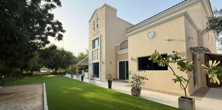 Villa in Dubai Sports City, Dubai 6 bedrooms, 838.91 sq.m. № 142237