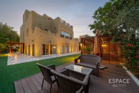 Villa à Arabian Ranches, Dubai, 7 chambres, 590 m², № 71076 - photo 1