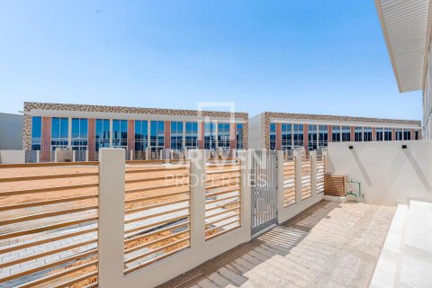 Купить виллу в Dubai Land, Дубай: 4 спальни, 326м², № 19459 - фото 1