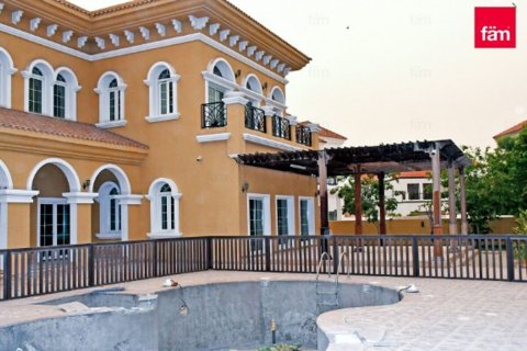 Villa en Dubai, 5 dormitorios, 1193 m², № 67495 - foto 1