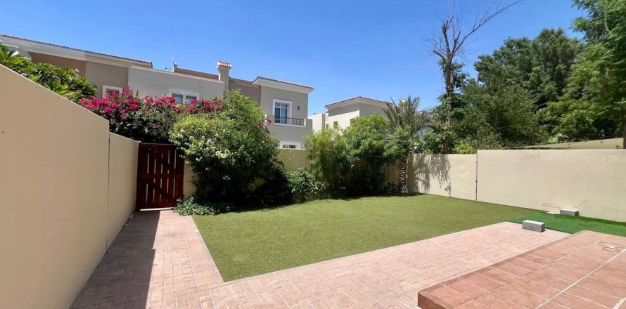 Adosado en Dubai, 3 dormitorios, 523.7 m², № 55607