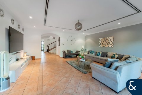 Townhouse in Dubai Investment Park, Dubai 4 bedrooms, 454 sq.m. № 98855 - photo 3