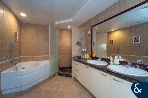 Townhouse in Dubai Investment Park, Dubai 4 bedrooms, 454 sq.m. № 98855 - photo 14