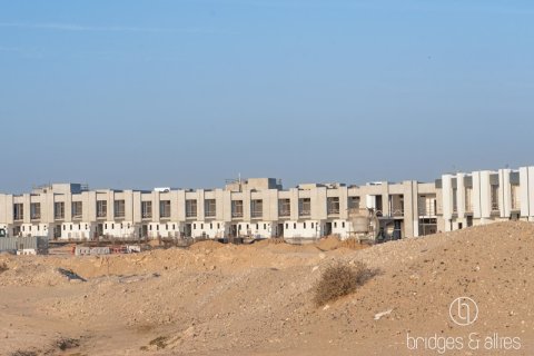 Купить виллу в Dubai Land, Дубай: 4 спальни, 90.7м², № 78081 - фото 1