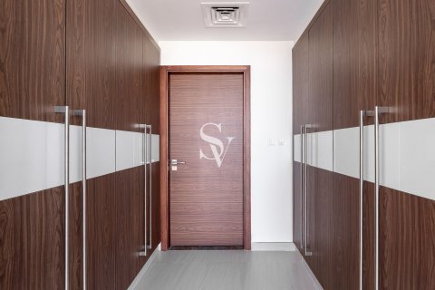 Apartment in Bur Dubai, Dubai 2 bedrooms, 137 sq.m. № 112169 - photo 16