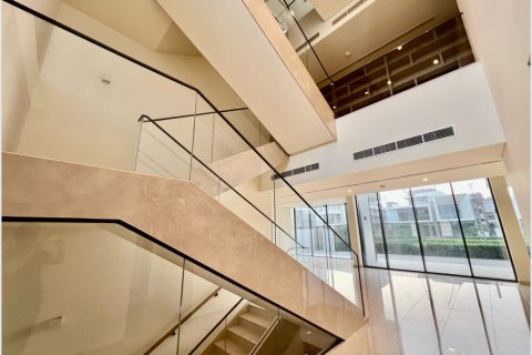 Купить виллу в Дубае: 5 спален, 649м², № 97022 - фото 2