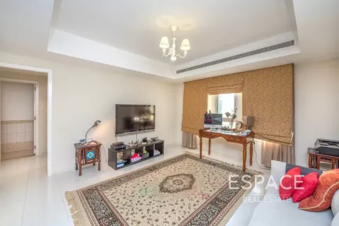 Villa in The Lakes, Dubai 3 bedrooms, 282 sq.m. № 61896 - photo 11
